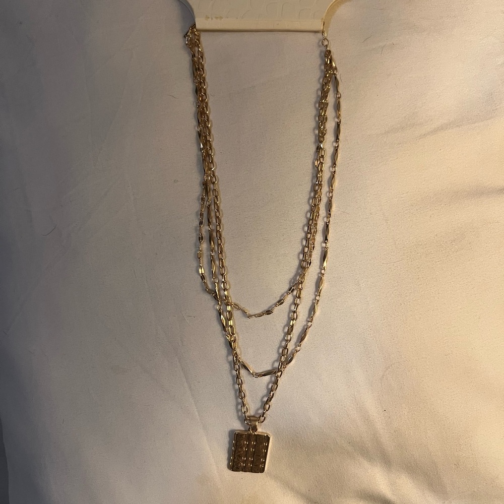 Elegant Gold Layered Necklace